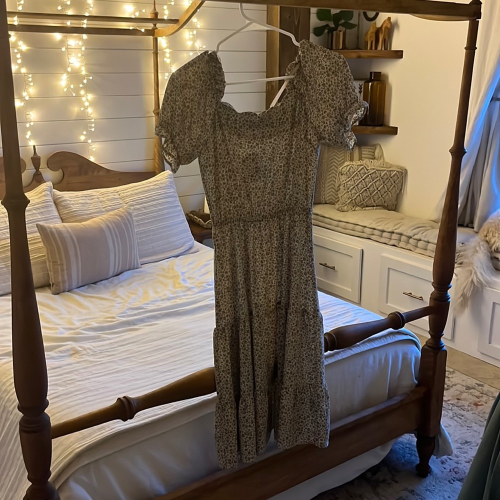 White and brown puffy sleeve dress